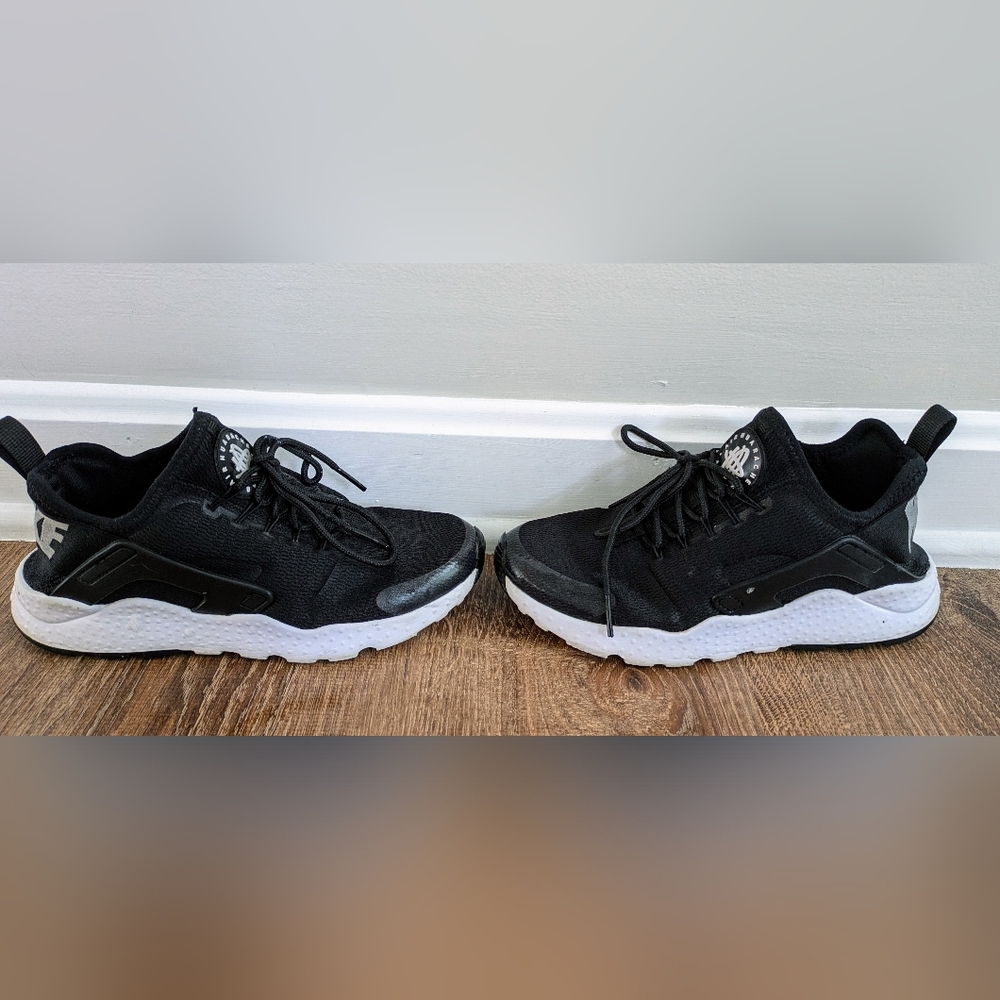 Nike women's air hurrican running shoes black size 5. damp in pics. Just cleaned